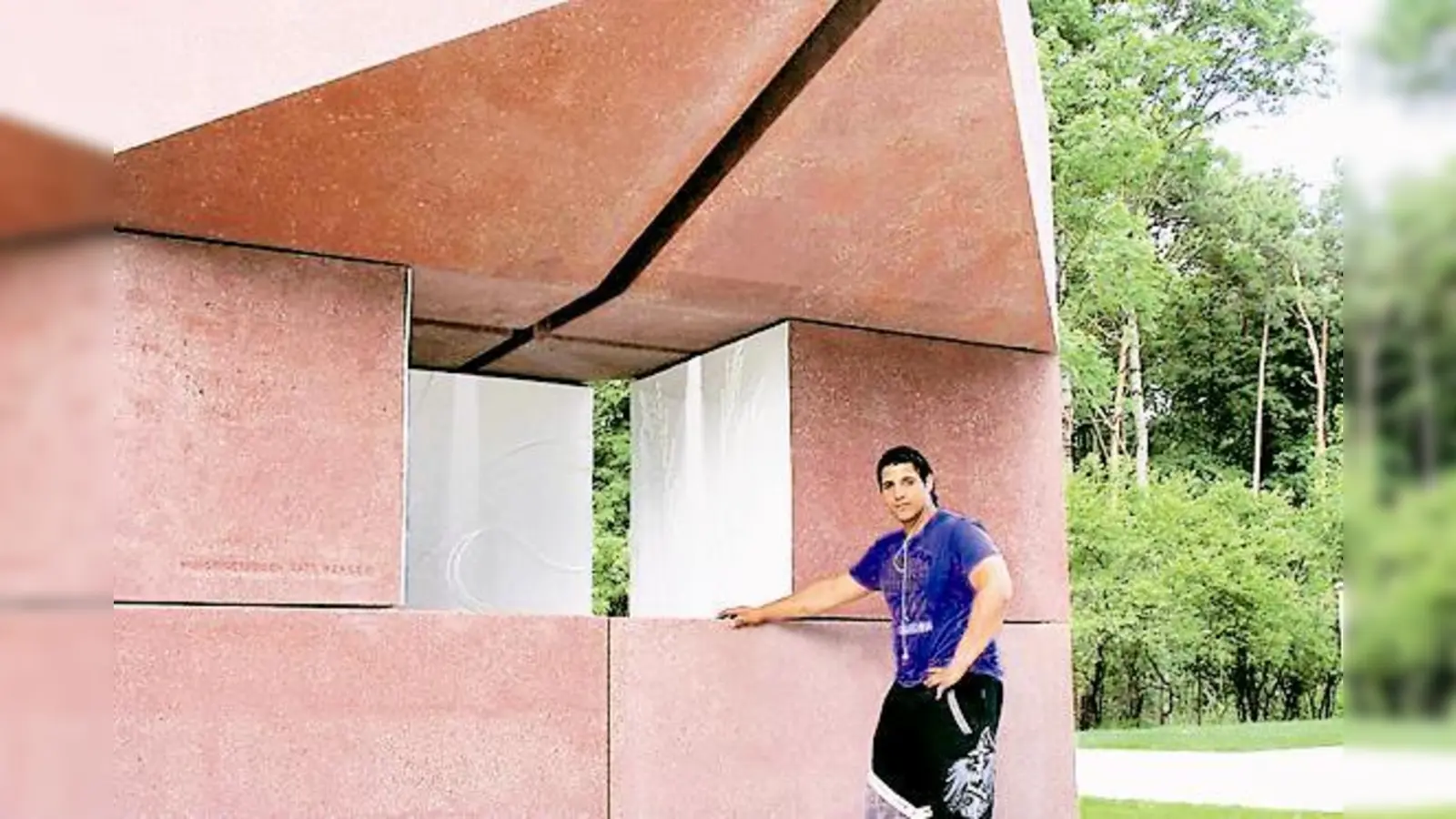 Der 22-jährige Thomas präsentiert das Kunstprojekt Hasenbergl. 	 (Foto: VA)