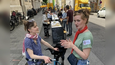 Beim Nachbarschaftsfest standen Austausch und Gemeinschaft im Vordergrund. Im Bild vorne: Christiane Weiss (r.) von der Münchner Initiative Nachhaltigkeit (MIN) im Gespräch mit einer Anwohnerin. (Foto: MIN)