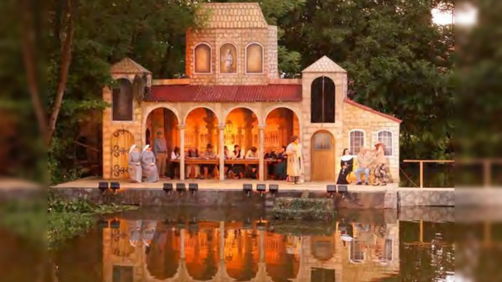 Die wunderschöne und beeindruckende Theaterkulisse am Markt Schwabener Weiher ist selbst schon ein Besuch wert.	 (Foto: VA)