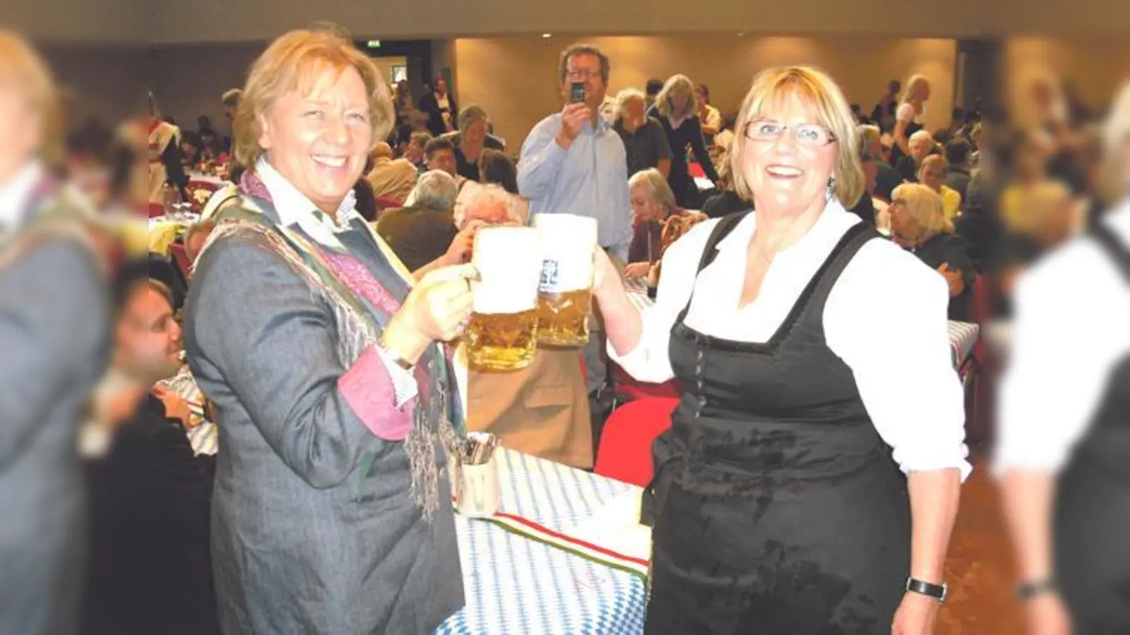Landrätin Johanna Rumschöttel und Bürgermeisterin Hannelore Gabor genießen das frisch gezapfte Bier nach dem Festumzug im Saal.	 (Foto: VA)