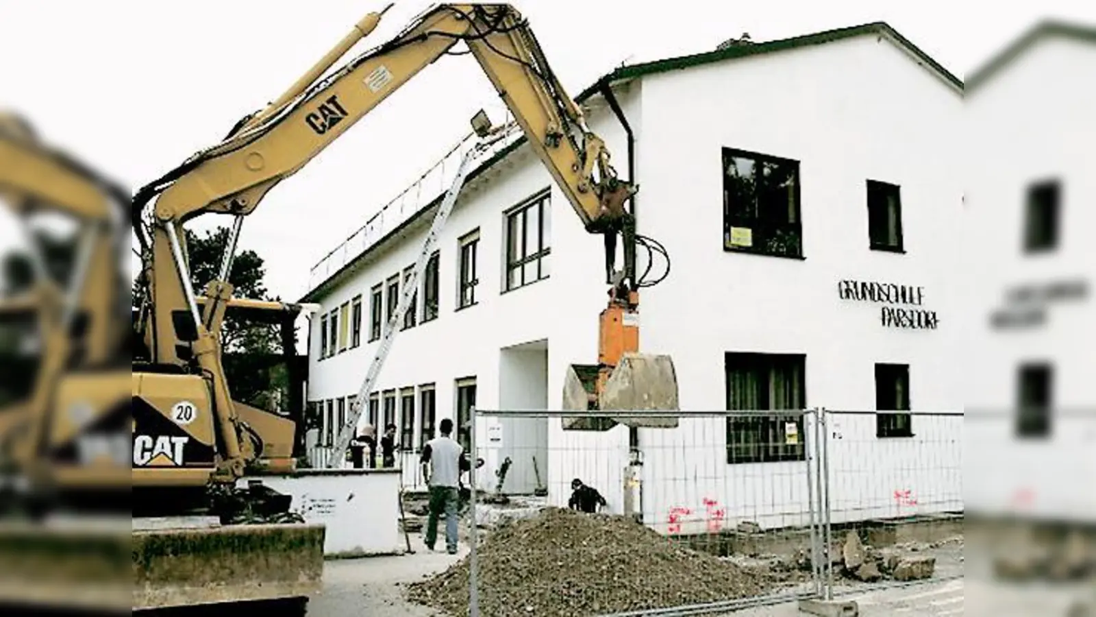 Bis zum Oktober dauern die Bauarbeiten an der Parsdorfer Grundschule.  (Foto: typeo)