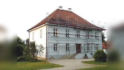 Der Pfarrhof in Langenpreising hat erst vor kurzem ein neues Dach bekommen. Doch das muss jetzt wieder komplett herunter. Grund: Die Dachziegel sind minderwertig.  (Foto: sy)