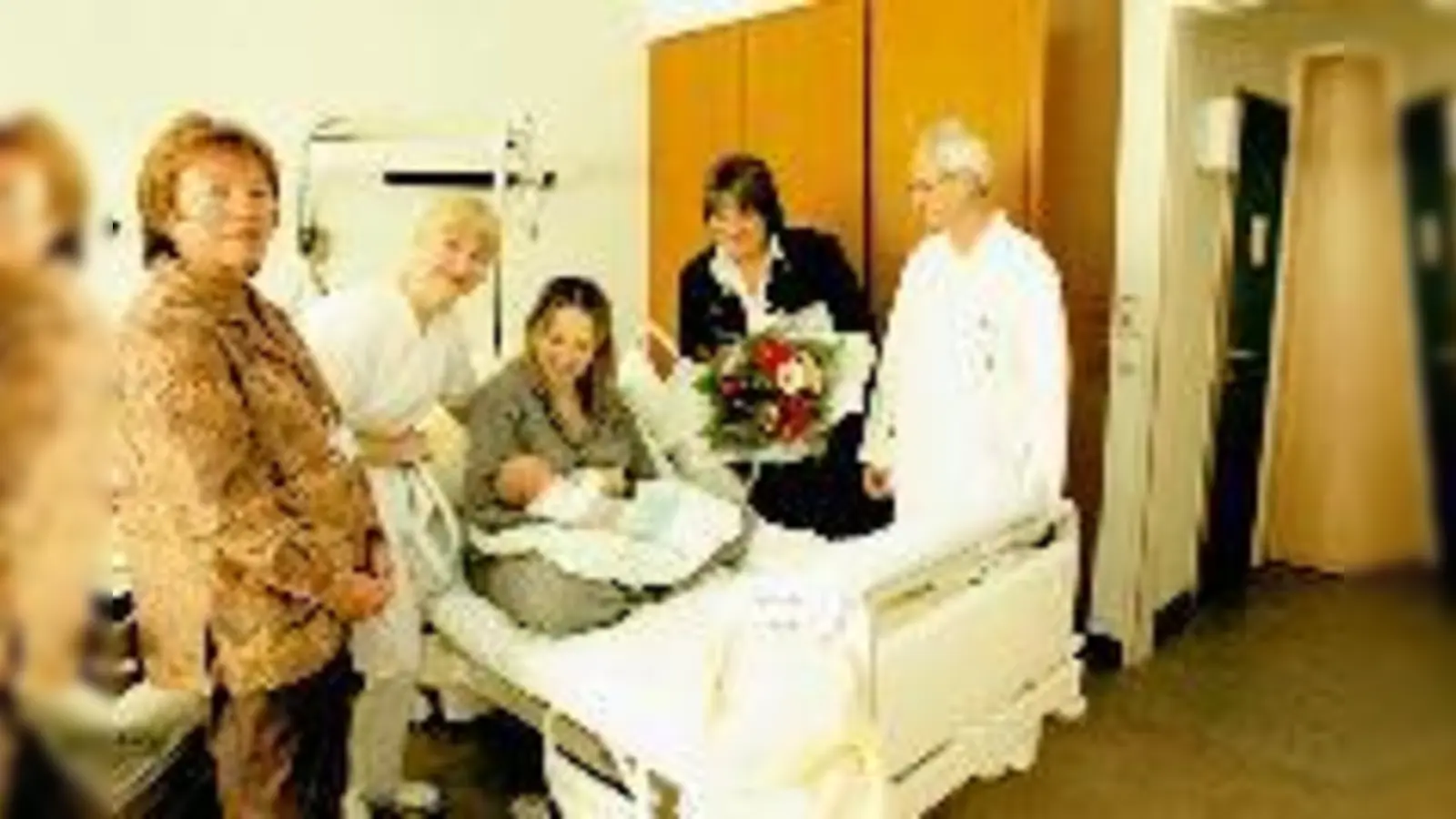 A. Hormes, Pflegedienstleiterin der Geburtenklinik, L. Drozd, leitende Hebamme, Dr. D. Schmiedecke, glückliche Mutter mit Laura im Arm, G. Schmidt-Maaß, Klinikdirektorin, Prof. D. Grab, Chefarzt der Frauenklinik.  (F.: Privat)