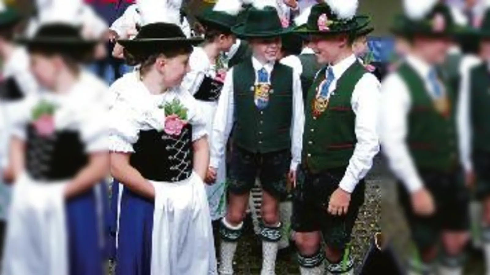 Traditionen pflegen: Die Jugendgruppe des Feldmochinger Trachtenvereins war beim Tag der offenen Tür auch mit von der Partie.	  (Foto: Richard Sammer)