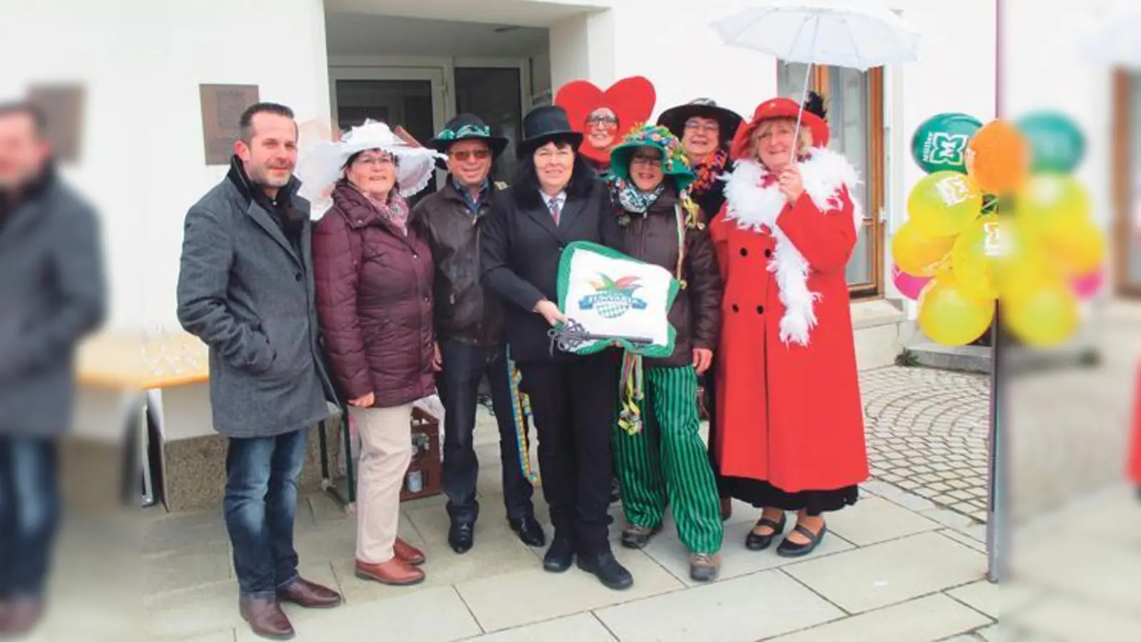 Fasching bis zum 13. Februar: Die Vorstandschaft Funvaria und Musiker Udo Alexander (links).	 (Foto: Funvaria)