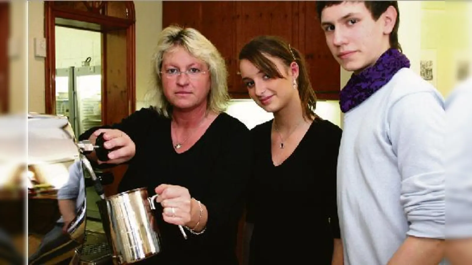 Richtig Milch aufschäumen will gelernt sein. Alexa Ilchmann (l.) vom Haidhausener Café Toulouse zeigt Nina und David wie es geht.	  (Foto: ko)