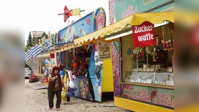Erstmals seit Jahren gibt es neben einigen Buden auch wieder Fahrgeschäfte beim Herbstfest. (Foto: Eva Schraft)