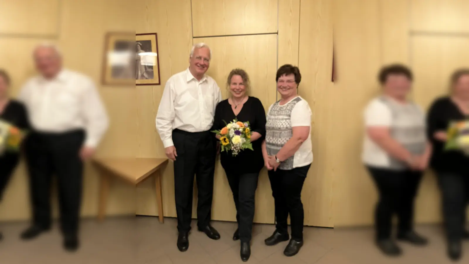 Vorstand Wolf-Dieter Gatzke und Schatzmeisterin Maria Trinkl mit der neuen Kreischorleitung Corinna Rösel (m.).<br> (Foto: Ammersee-Amper-Sängerkreis e.V.)