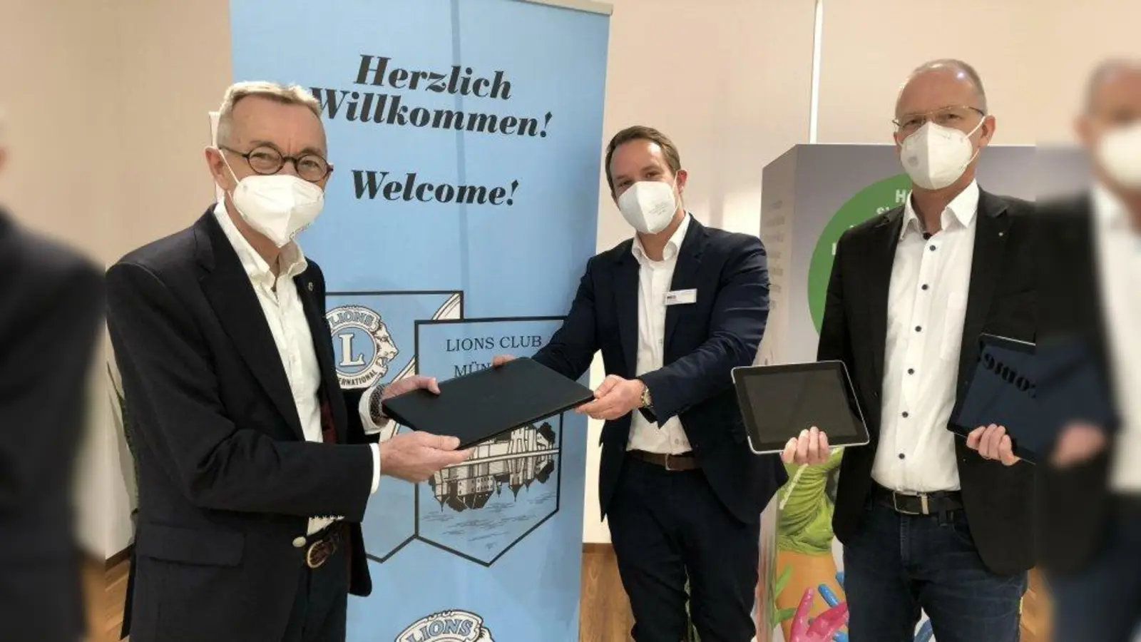 Geräteübergabe: v.l. Gerhard Potuschek, Präsident des Lions Club München-Blutenburg, Erik Hasse, Deputy Centermanager der Pasinger Arkaden sowie Oliver Adami, Leiter der Aktivity „Digitales Lernen für alle“ des Lions Club München-Blutenburg. (Foto: ©Helmut Winkler)