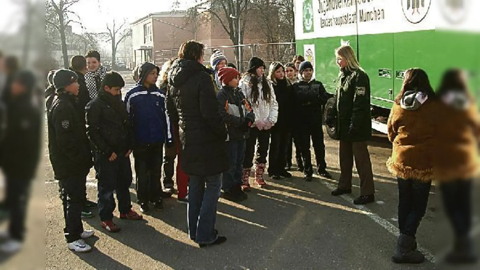 Mit dem riesigen Lastwagen wurde den Schülern deutlich, welche Gefahr der »tote Winkel« darstellt.  (Foto: Schule)