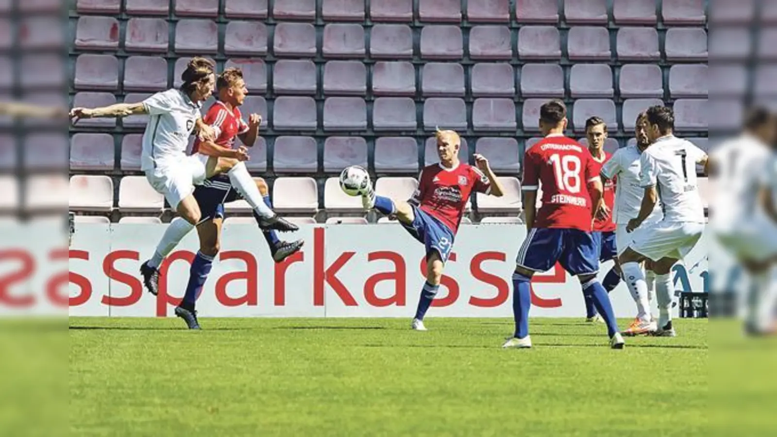 Nicht zu stoppen: Für Sascha Bigalke (Mitte) und die SpVgg Unterhaching läufts in der Regionalliga Bayern weiter wie geschmiert.	 (Foto: Christian Riedel)