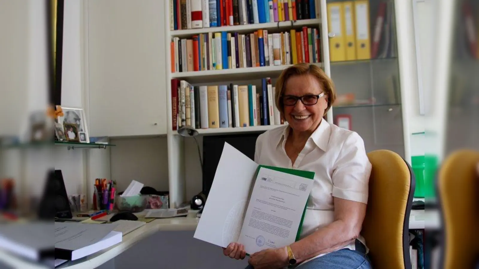 Doktorwürden mit 70 Jahren: Gabriele Pfeifer mit ihrer Doktorandenurkunde (Foto: us)