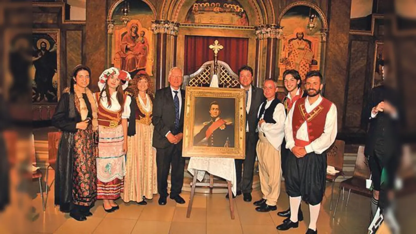 In der Salvatorkirche steht Ottos Porträt im Schatten der Ikonostase, flankiert von Professor Jan Murken (links) und Bürgermeister Thomas Loderer, ihnen zur Seite bayerisch-griechische Trachtengruppen zu Ehren seines 150. Todestages.	 (Foto: Christian Lehre)