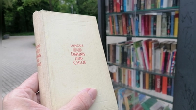 Einer der ältesten erhaltenen Romane der Menschheitsgeschichte: Die Longus-Ausgabe von 1949 im Bücherschrank Thalkirchen. (Foto: job)