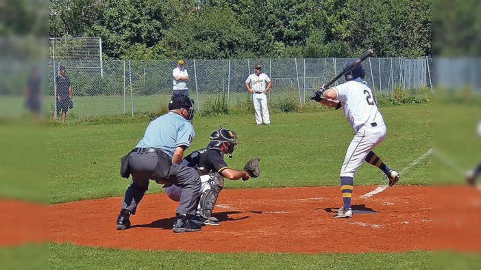 Spielertrainer Steve Walker (rechts) schlägt den Ball im Spiel gegen die Darmstadt Whippets. Für Walker war die Saison 2016 seine fünfte als Chefcoach der ersten Mannschaft der Caribes.	 (Foto: Verein)
