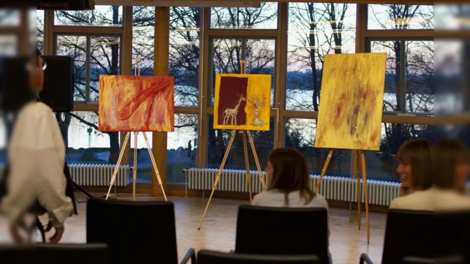 Simone Sauermann-Gasser bei der Vernissage im Rathaus in Steinebach. (Foto: Jakob Sauermann)