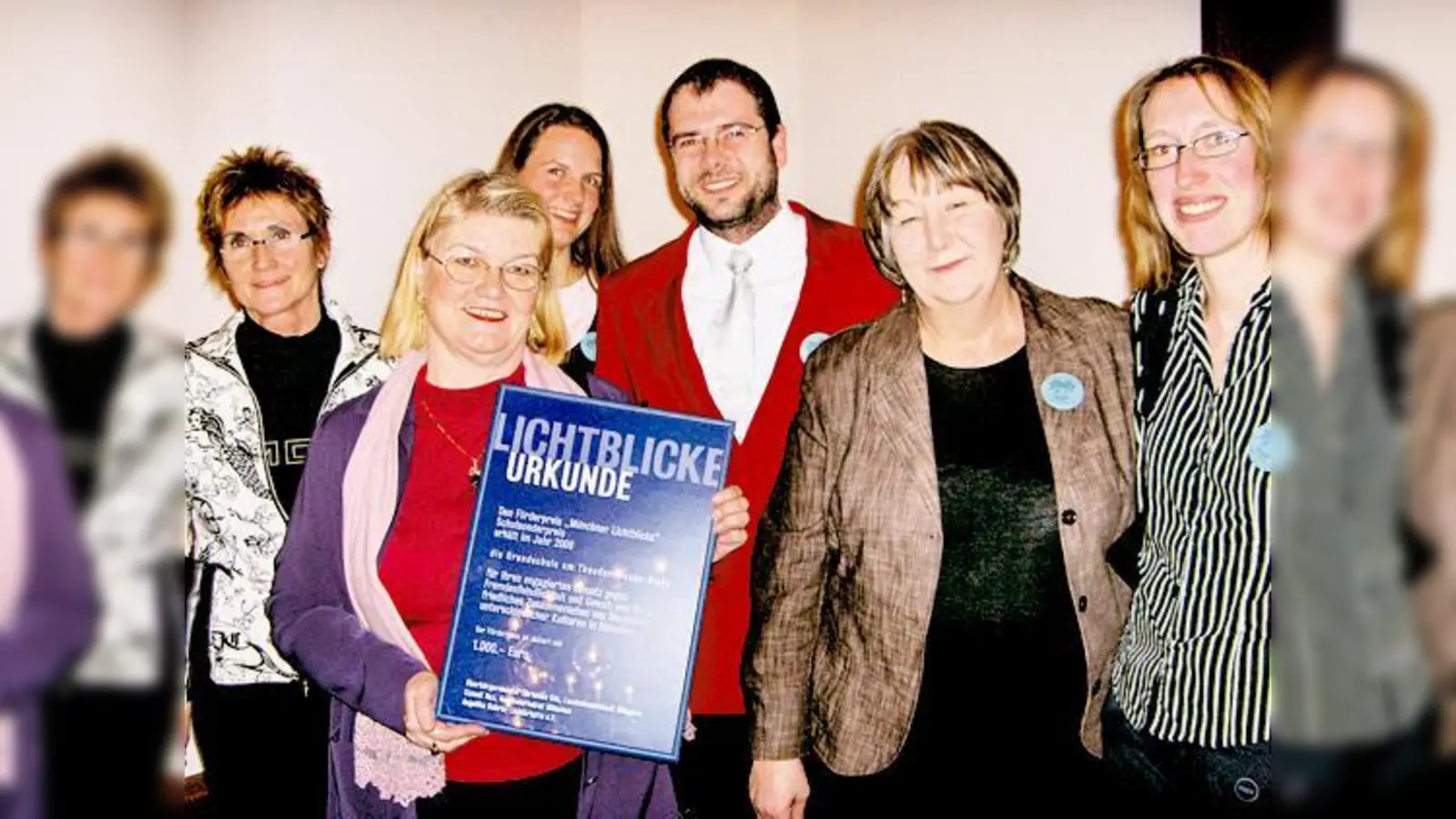 Rektorin Silvia Selle-Merkle (2. v. li.) mit einem Teil des Lehrerkollegiums bei der Preisverleihung im Alten Rathaus München.   (Foto: Privat)