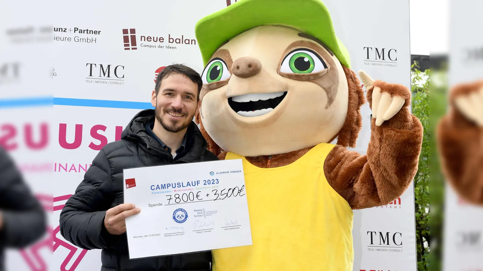 Felix Neureuther mit dem Maskottchen des 3. Spendenlaufs der „neuen Balan“ in München.  (Foto: Schneider-Press/W.Breiteneicher)