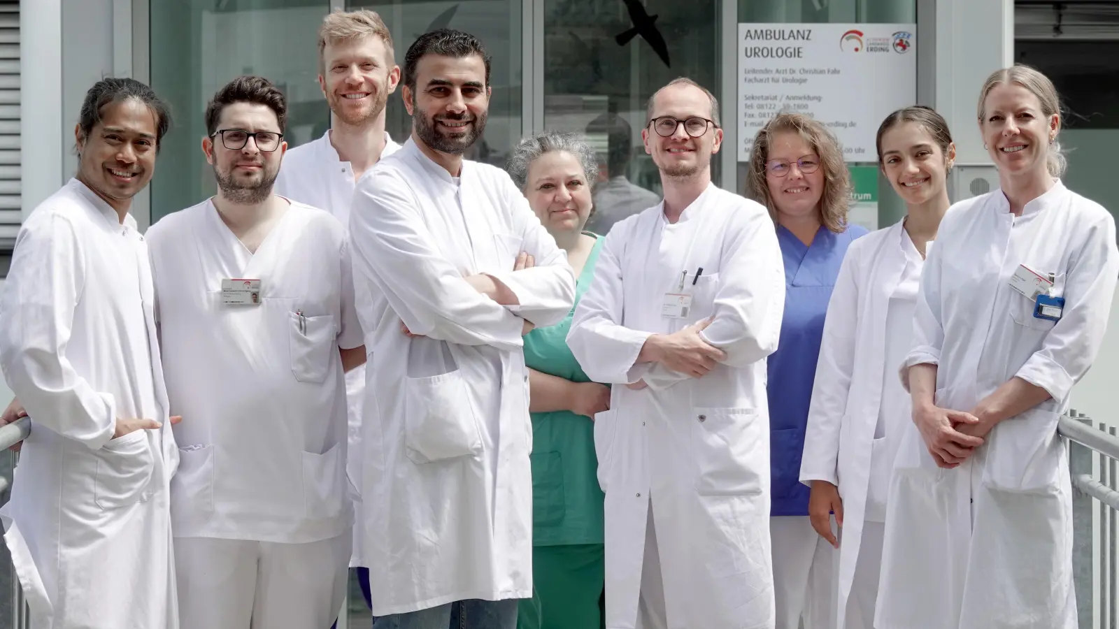 Das Team der Urologie am Klinikum Landkreis Erding. Vorne links Leitender Oberarzt Mahmoud Alkhder, vorne rechts der Leitende Arzt Christian Fahr. (Foto: Landratsamt Erding)