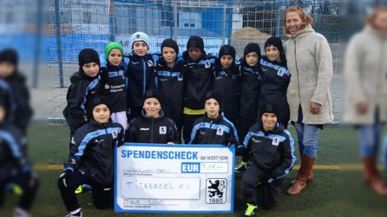 Die U10-Junioren übergeben die von ihnen gesammelten Spenden an Tierengel e.V.  (Foto: TSV 1860)