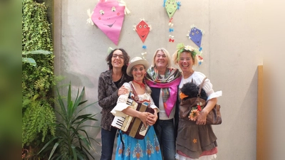 Von links: Andrea Andrade (KlinikClowns Bayern e.V.), "Gurki", Christa Niedermeier (1. Vorstand der Theoder Triebenbacher Stiftung) und "Lieselotte". (Foto: Hedi Baumgartner)