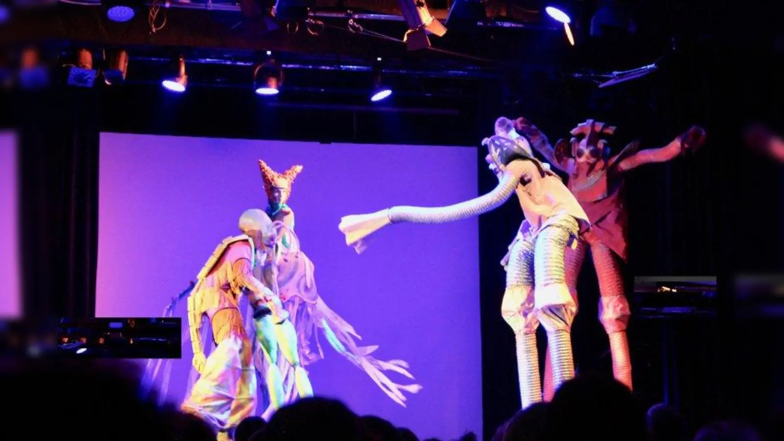 Kulturhafen und Zauberbühne: Zum 25-jährigen Jubiläum desTheaterforums e.V. im bosco im letzten Jahr zeigten die Stelzenperformer des Zebra-Stelzentheaters ihr Stück „Die Außerirdischen”. (Foto: us/archiv)