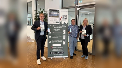 Sebastian Thaler (Erster Bürgermeister, l.), Axel Reiß (Zweiter Bürgermeister) und Annette Uebach (Presse- und Öffentlichkeitsarbeit) stellen die neue Gemeinde-App vor. (Foto: Gemeinde Eching)