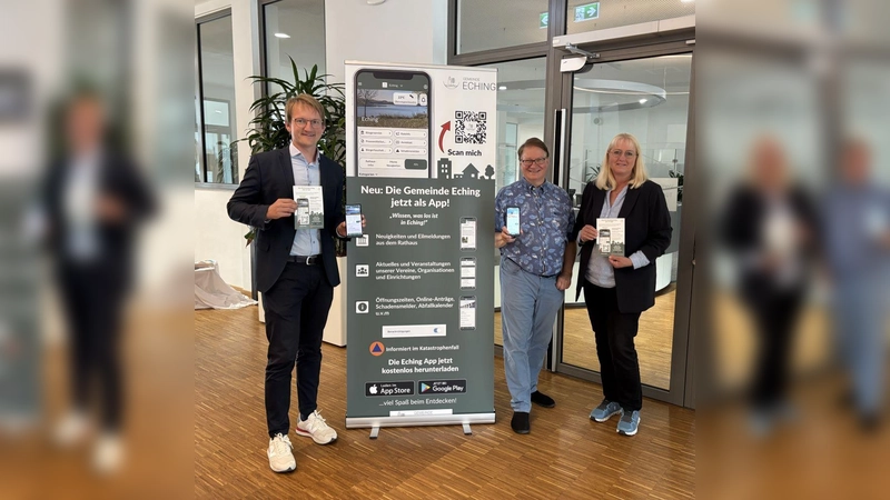 Sebastian Thaler (Erster Bürgermeister, l.), Axel Reiß (Zweiter Bürgermeister) und Annette Uebach (Presse- und Öffentlichkeitsarbeit) stellen die neue Gemeinde-App vor. (Foto: Gemeinde Eching)