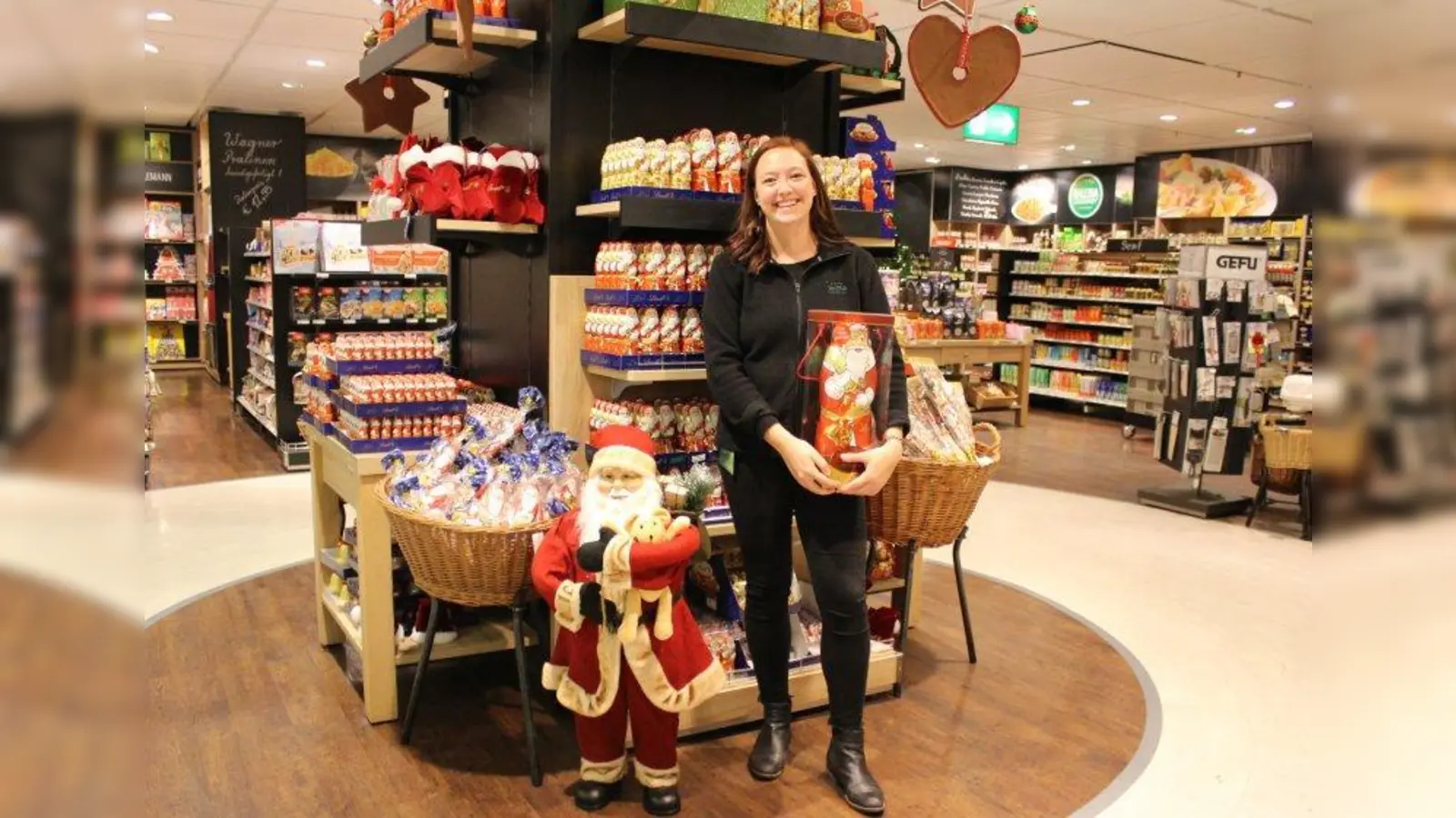 Passend zum 6. Dezember: Adriana Schuler, Mitarbeiterin der Galeria Kaufhof am Rotkreuzplatz, präsentiert einen Lindt-Nikolaus. (Foto: sb)