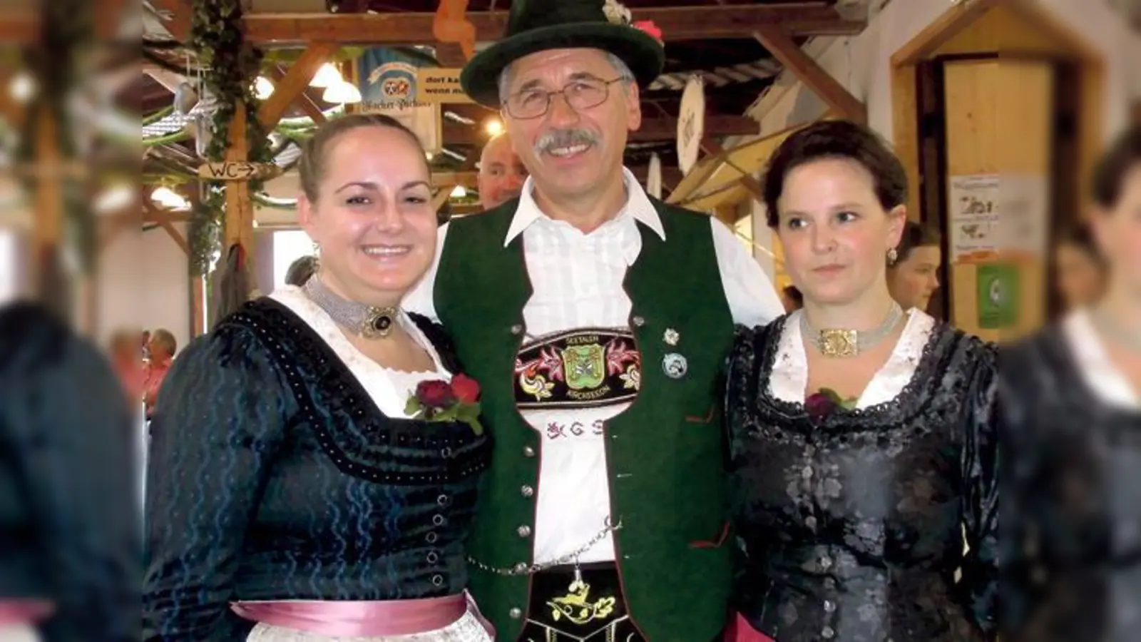 Ins Herz geschlossen und in die Arme genommen hat Sepp Götz, Trachten-Vorstand der Seetaler Kirchseeon, die feschen Damen des Trachtenvereins  Aubergler Poing.	 (Foto: oha)