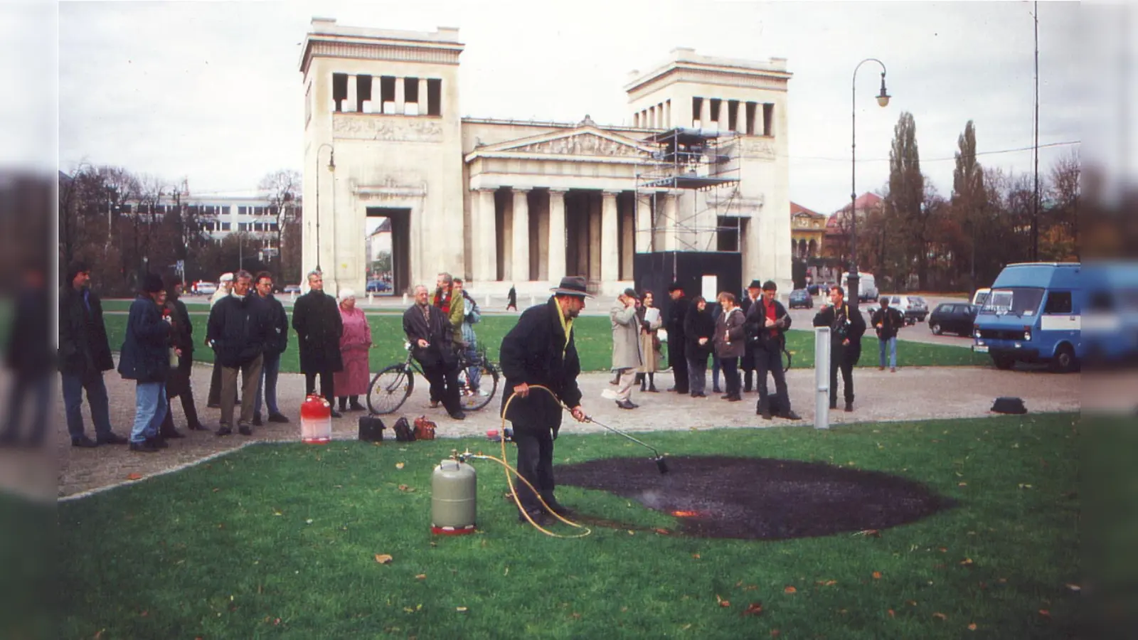 Schon seit 1995 brennt W. Kastner einen Fleck in den Rasen auf dem Königsplatz, damit kein Gras über die Erinnerung an die Bücherverbrennung wächst.  (Foto: Wolfram P. Kastner)