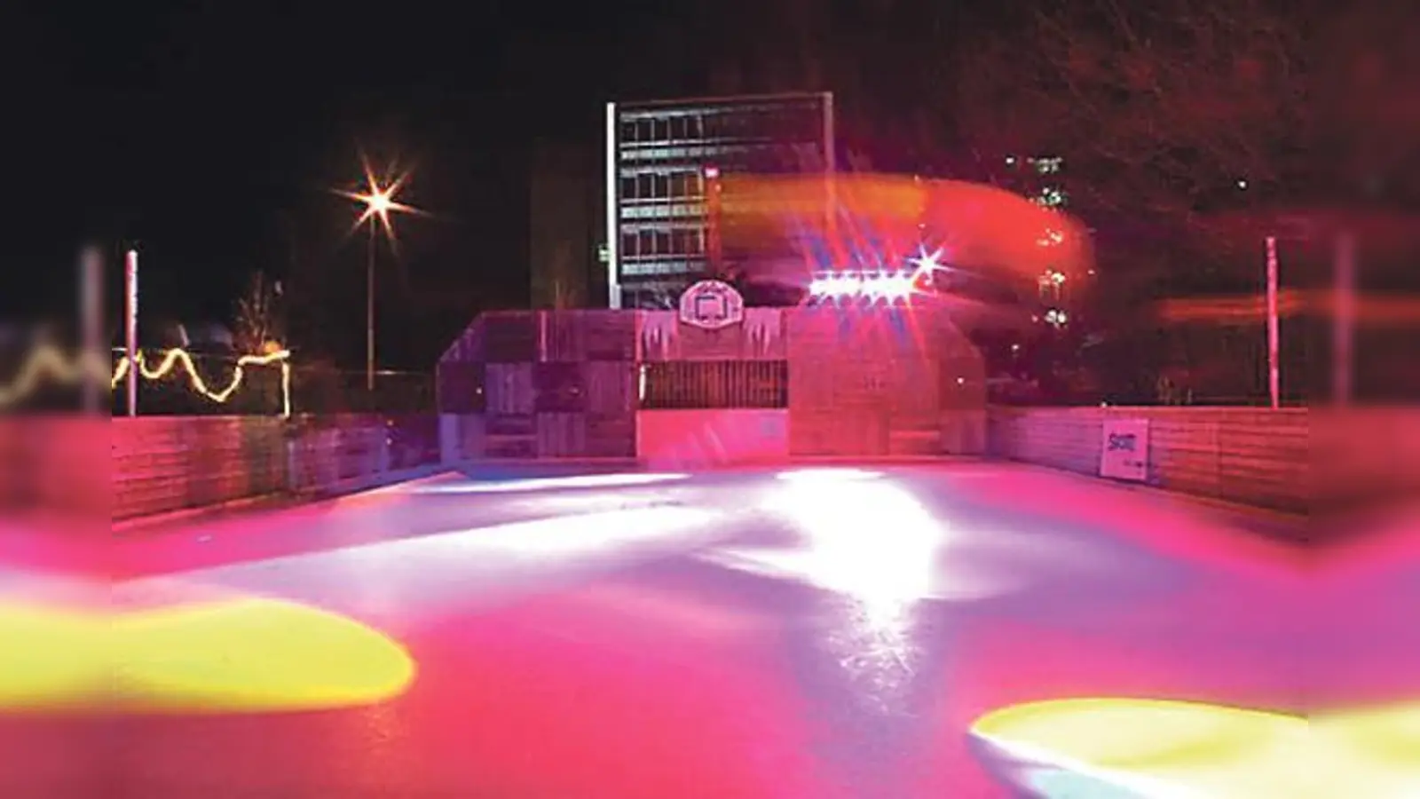 In die Skate Arena geht man sonst zum Eislaufen und Hockeyspielen. Am Freitag verwandelt sich die Kunststoffeisbahn am Gleis 1 Funcourt in eine Disco.	  (Foto: VA)