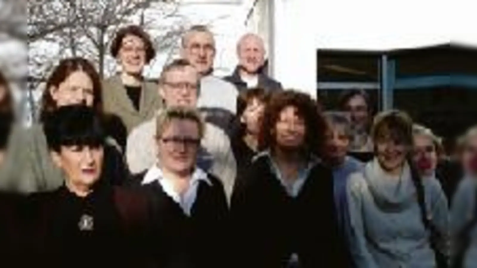 Das Team der Stadtbibliothek am Arabellapark mit der neuen Leiterin Petra Bischof (3. v. li.).  (Foto: VA)