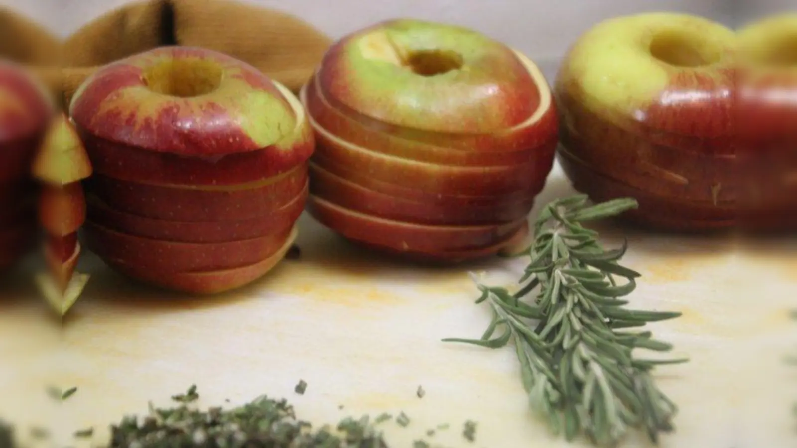 Die Äpfel werden in Scheiben geschnitten und anschließend mit Zucker angeröstet. (Foto: Huss-Weber)