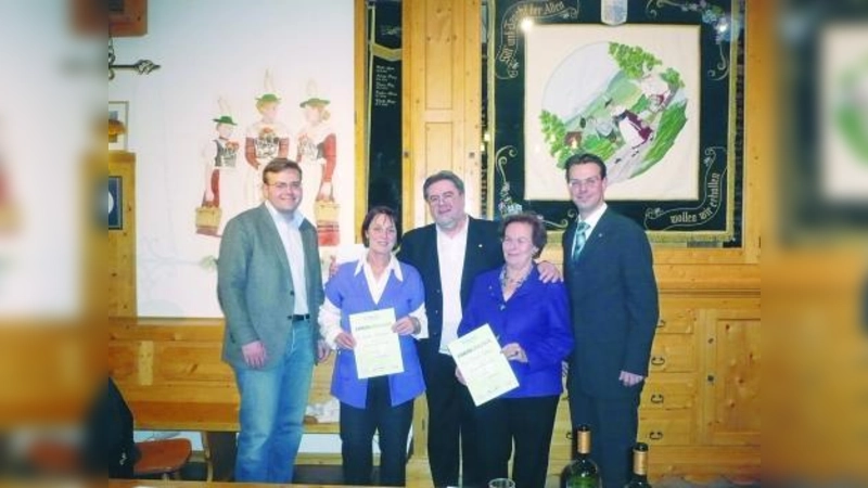 Ehrenurkunden für verdiente Mitglieder: v.l. Stadtrat Tobias Weiß, Agathe Strohmeier, Clemens Kersten, Margot Weber und Sven Wackermann. (Foto: pi)