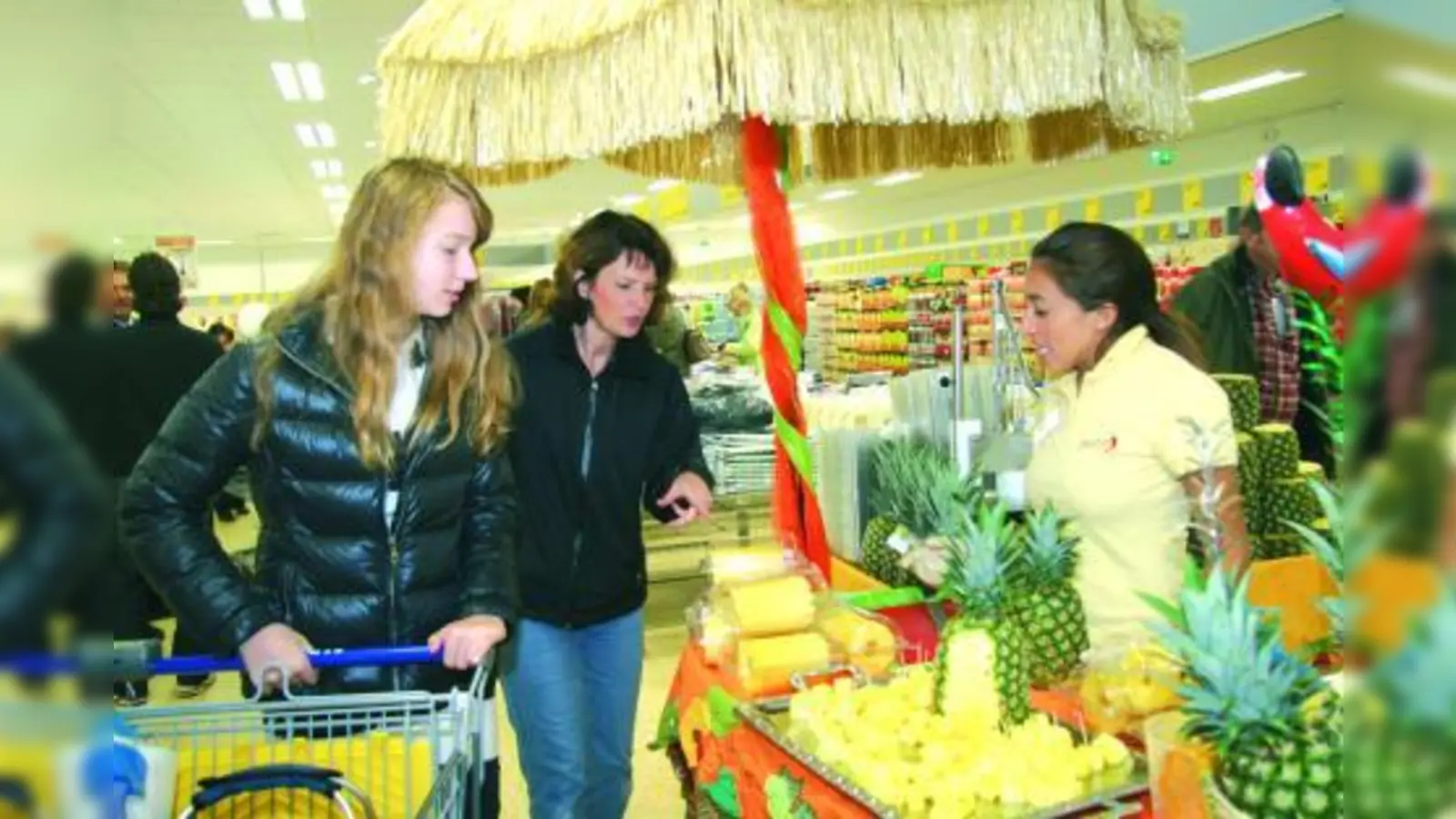 Christa Köstner (Mitte) kam mit ihrer Tochter zur Neueröffnung. „Wir haben den Aldi schon sehr erwartet. Besonders das Frischeangebot hier ist absolut überzeugend“, meinte sie. (Foto: us)