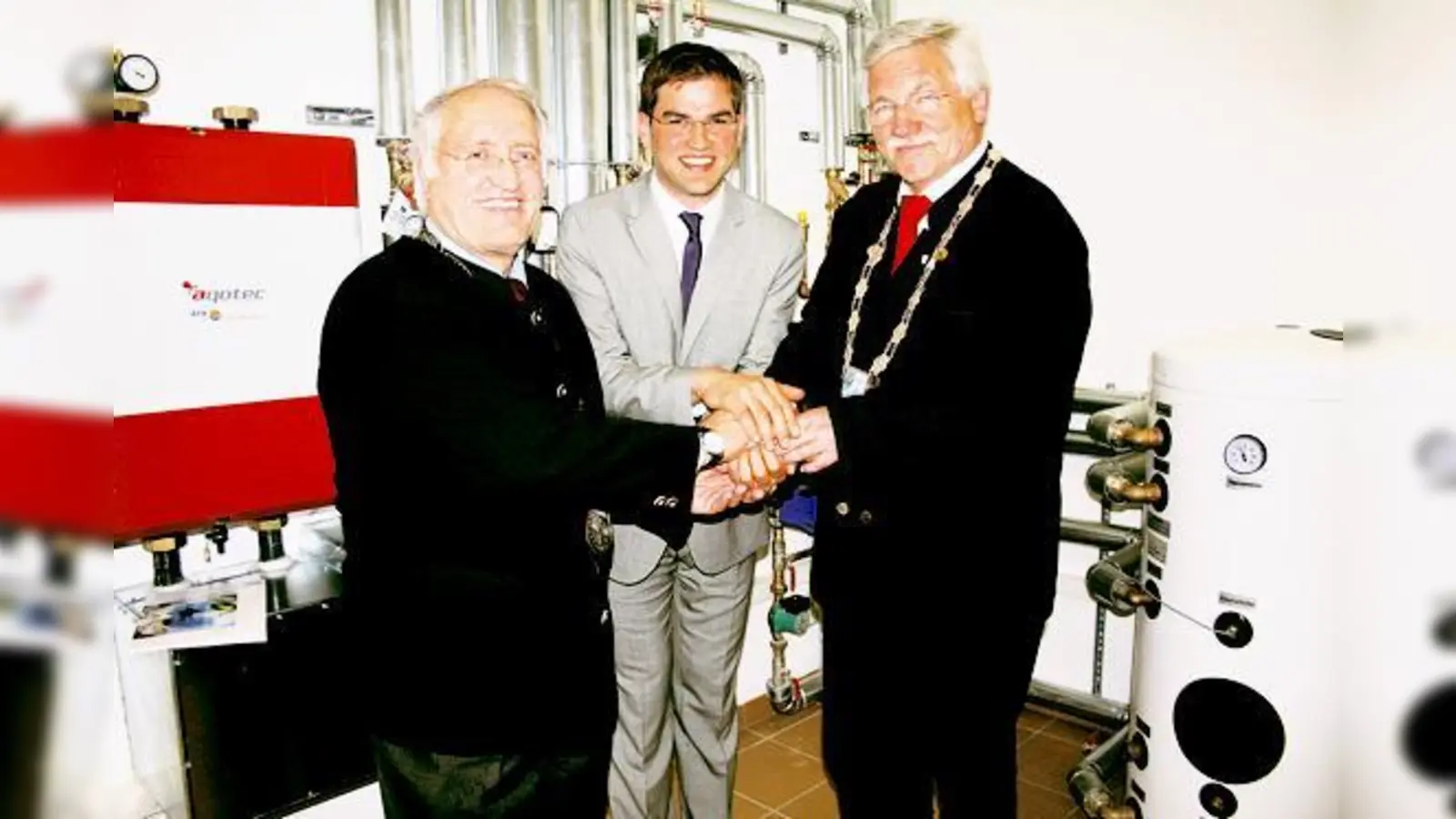 Haben Grund, sich gemeinsam zu freuen: Helmut J. Englmann, Bürgermeister von Aschheim, Maximilian Böltl, 2. Bürgermeister von Kirchheim, und Werner van der Weck, Bürgermeister von Feldkirchen (von links).		 (Foto: Gabriele Heigl)