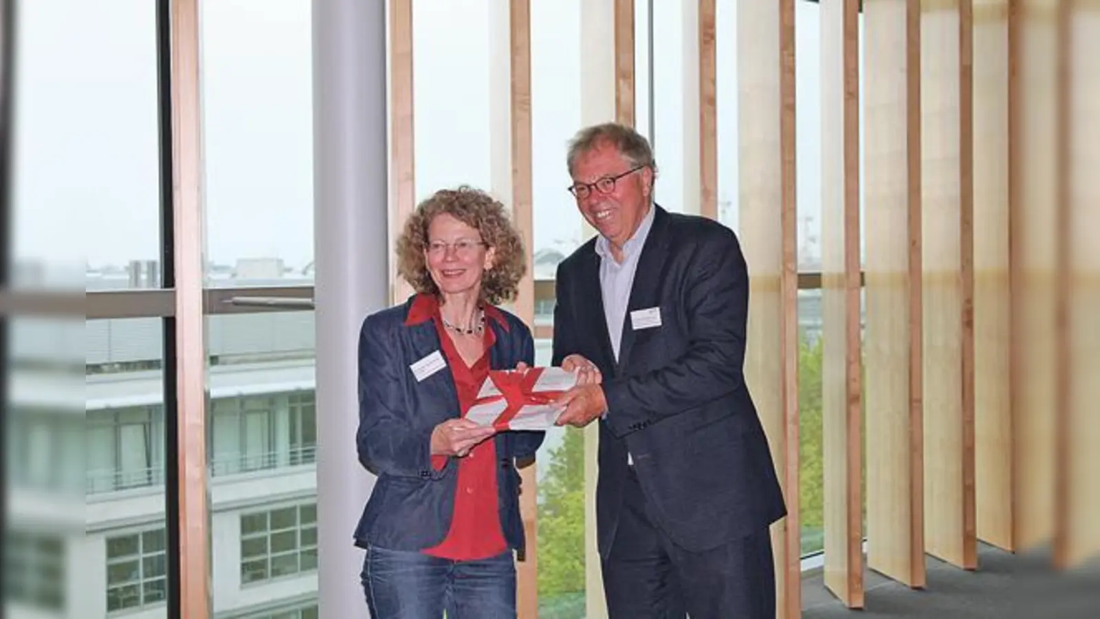 Möchte die Situation in Sinne der Familien verbessern: Friederike Goschenhofer von REGSAM bei der Unterschriftenübergabe an die KVB.	 (Foto: REGSAM)