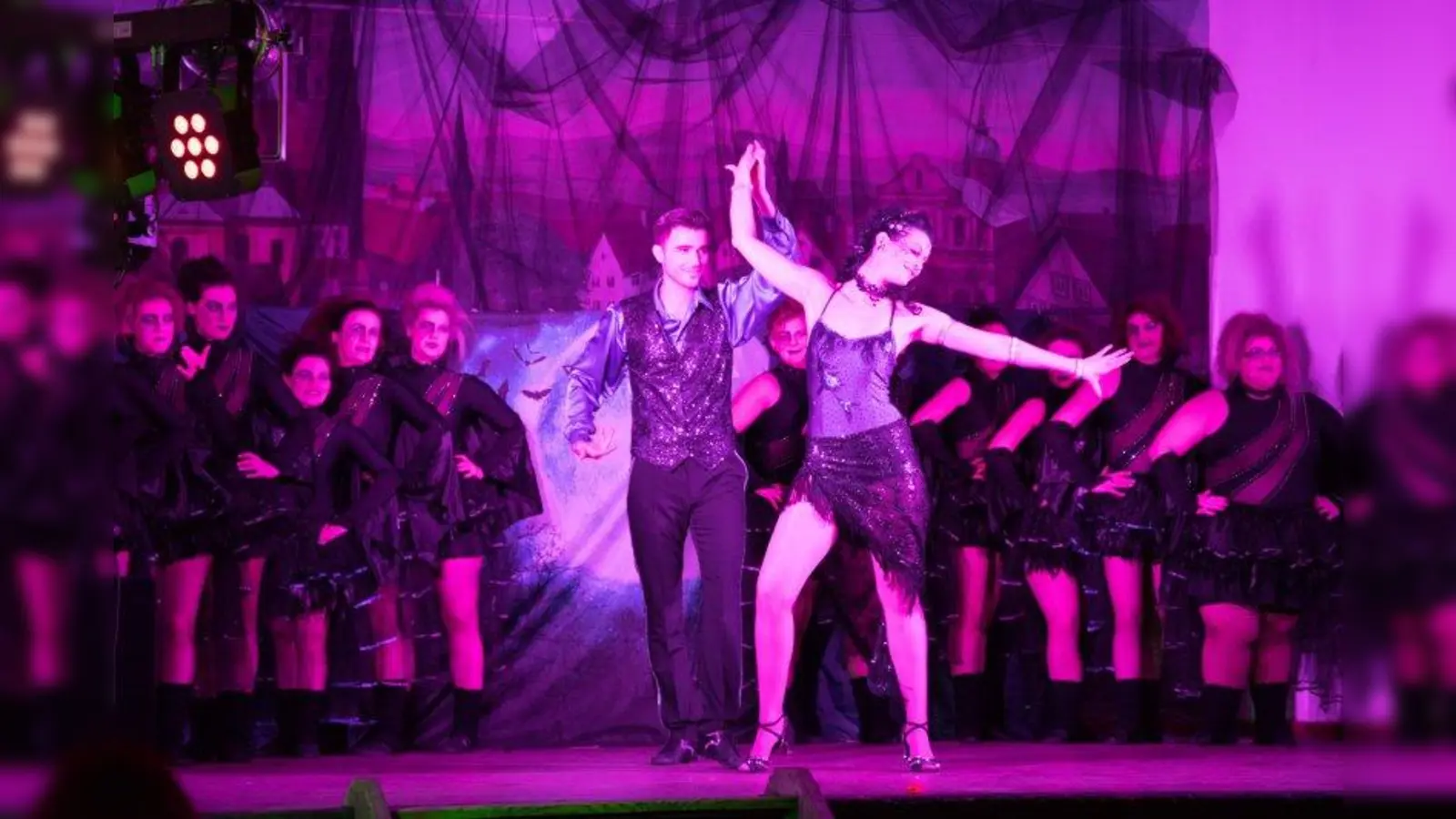 „Kreaturen der Nacht”: Prinz Max I. und Prinzessin Daniela I. zusammen mit der FCN-Garde. (Foto: FCN)