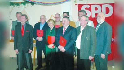Mehrere Karlsfelder SPD-Mitglieder wurden für ihre langjährige Mitgliedschaft geehrt. (Foto: pi)