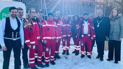 Bürgermeister Wolfgang Panzer (2.v.r.), 2. Bürgermeisterin Johanna Zapf (r.) und 3. Bürgermeister Richard Raiser (3.v.r. h.) feierte gemeinsam mit den Mitgliedern der BRK-Wasserwacht in Unterhaching und dem Zimmerer-Meistern das Richtfest für das neue Schwimlernhaus im Freibad Unterhaching.  (Foto: hw)
