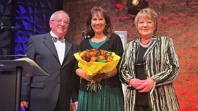 Dr. Thomas J. Henning (stellvertr. Vorsitzender), Cordula Kaub (Tochter der Vereinsgründerin Margit Kaub) sowie Gabriele Skarda (Vorsitzende) bei einer Benefizveranstaltung (v.l.).  (Foto: Henning)