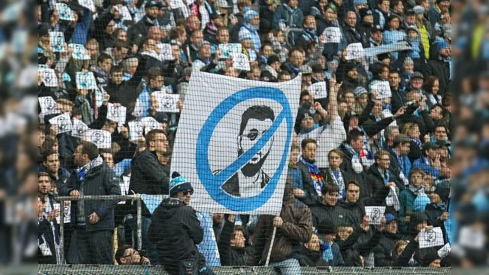 Belastetes Verhältnis: die Fans des TSV 1860 und Investor Hasan Ismaik.  (Foto: Anne Wild)