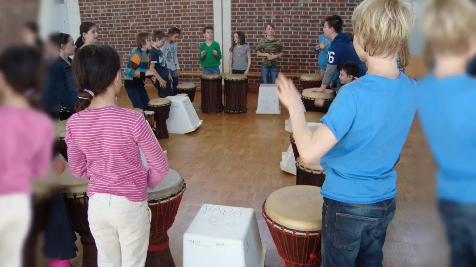 Gemeinsam den Rhythmus finden: Die Schüler der Grundschule an der Camerloherstraße 110 nehmen an einem Trommelprojekt teil. (Foto: GS Camerloherstraße)