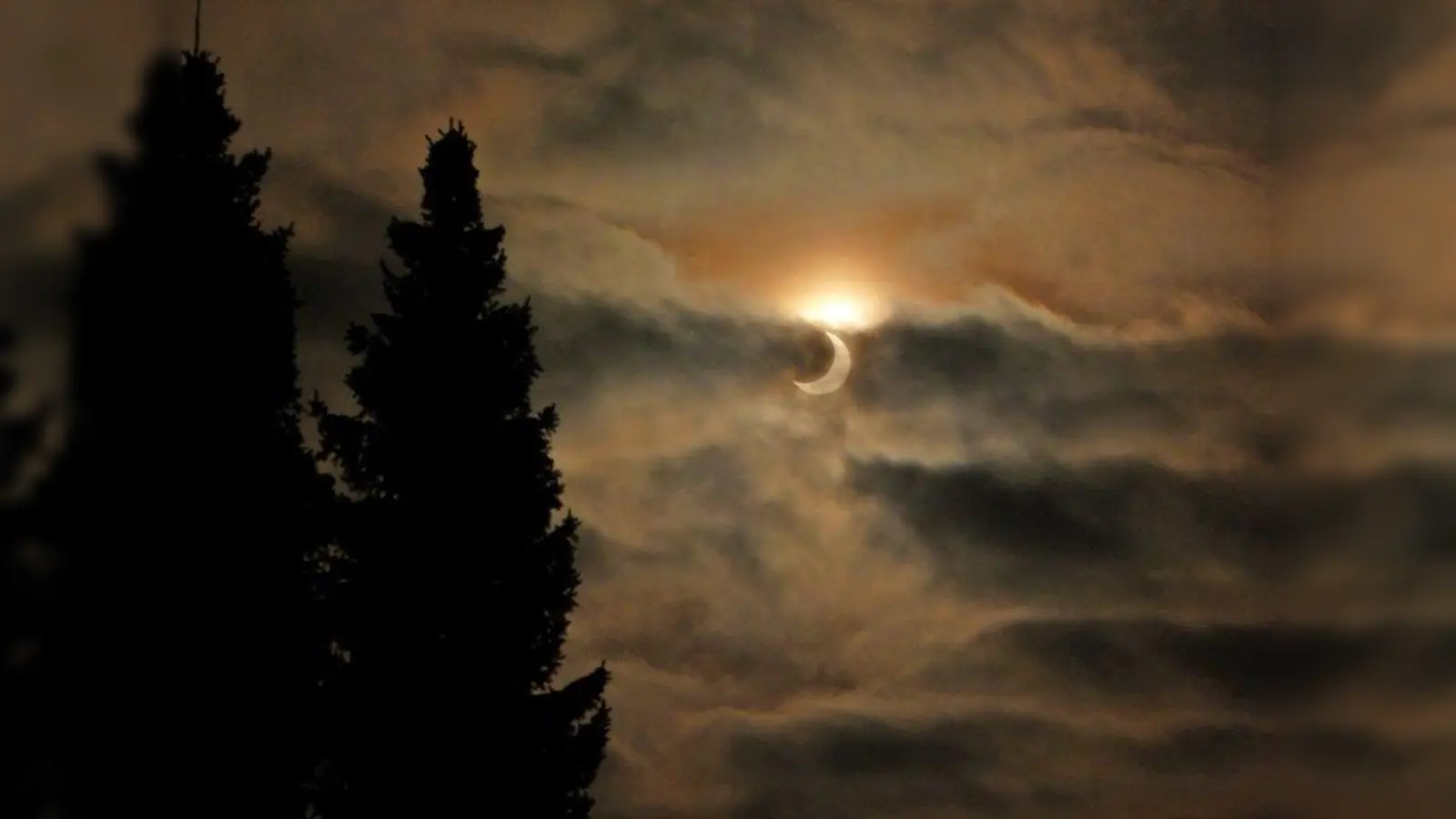 Aufnahme einer partiellen Sonnenfinsternis aus dem Jahre 2011 (Foto: Ottmar Hartl (Ausschnitt))