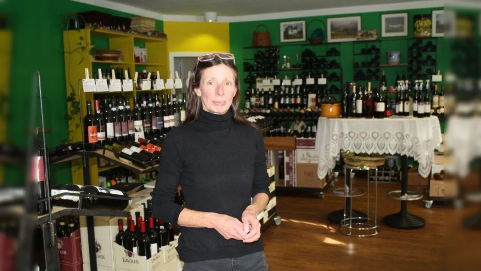 Die Initiatorin des Events „Mein Viertel leuchtet”, Annick Denny, in ihren Geschäftsräumen in der Donnersberger Straße 22. Am 15. November wird die Weinhandlung zusammen mit 23 anderen Geschäften in ganz besonderem Licht erstrahlen. (Foto: sb)