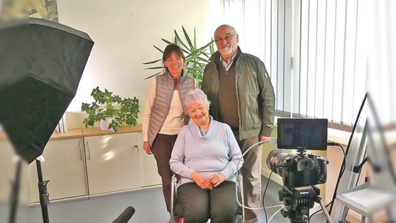 Gemeindewerke-Mitarbeiterin Ute Kuhlmann mit den Interviewpartnern Else Anselmi und Hubert Allekotte.	 (F.: VA)