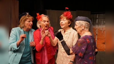 Die Theatergruppe huldigt auf der Bühne dem 40-jährigen Jubiläum des Kulturvereins Olympiadorf. (Foto: Friedrich Götz)