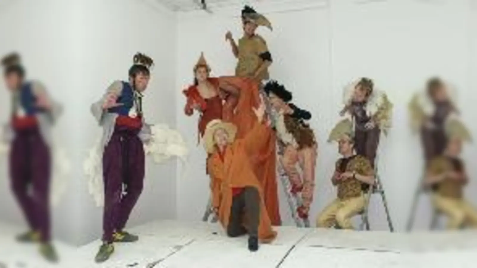 Szenenfoto aus den Proben zu Die Vögel von Aristophanes unter der Regie von Gunnar Petersen: (von links) Beles Adam, Piet Aaron, Alexander Diepold, Rüdiger Bach, Alexander Kreuzer, Eva Schmidt und Catalina  (Foto: Inés Berber)