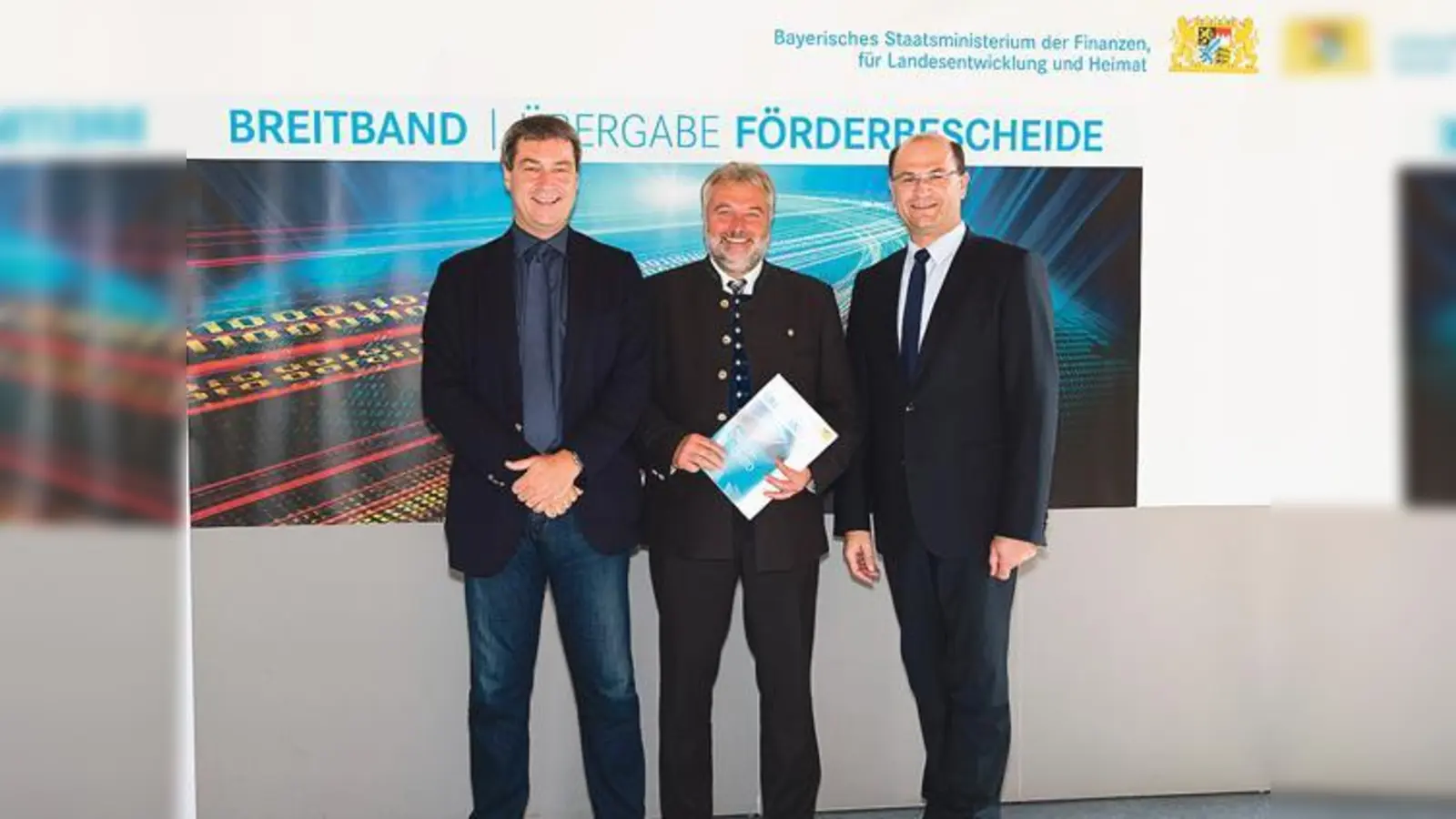 Finanzminister Dr. Markus Söder (l.) und Staatssekretär Albert Füracker (r.) händigen Bürgermeister Jakob Eglseder den Förderbescheid zum Breitbandausbau aus. 	 (Foto: VA)